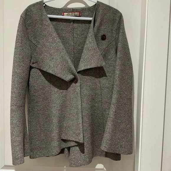 Wool Assymetrical  jacket - Picture 4 of 8